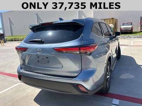 Used 2022 Toyota Highlander XLE FWD image 4