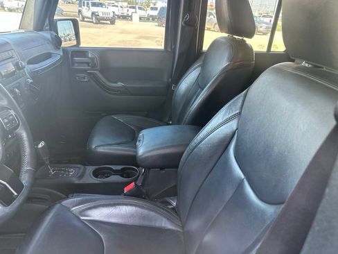 Used 2017 Jeep Wrangler Unlimited Sahara AWD/4WD image 2