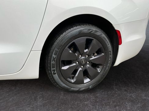 Used 2020 Chrysler Pacifica Touring w/ S Appearance Package image 10