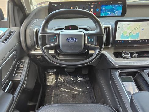 Used 2025 Ford Expedition Max Platinum AWD/4WD image 16