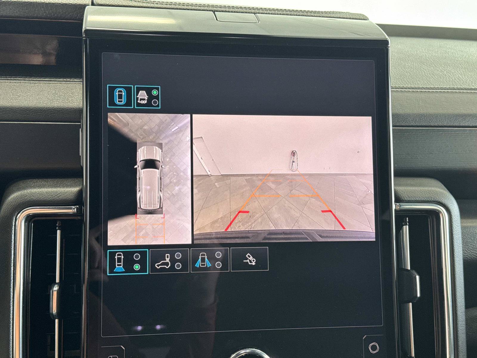 Used 2025 GMC Yukon Denali RWD image 17