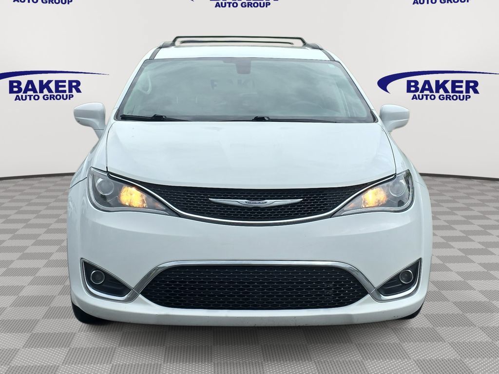 Used 2017 Chrysler Pacifica Touring-L w/ Tire & Wheel Group FWD image 2
