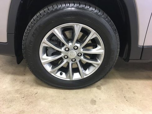 Used 2020 Jeep Cherokee Latitude Lux w/ Comfort/Convenience Group image 11