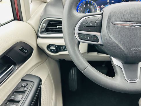 Used 2023 Chrysler Pacifica Touring-L image 17
