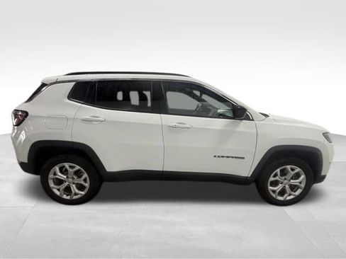 Used 2024 Jeep Compass Latitude AWD/4WD image 6