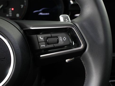 Used 2025 Porsche Macan image 15