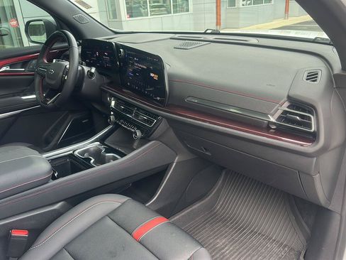 Used 2024 Chevrolet Traverse RS AWD/4WD image 9
