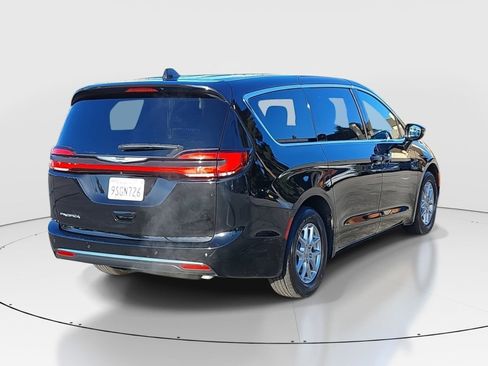 Used 2025 Chrysler Pacifica Select image 5