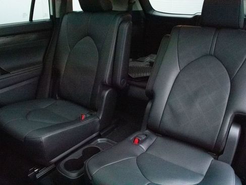 Used 2024 Toyota Highlander Limited image 27