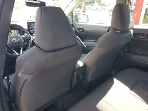 Used 2022 Toyota Corolla Cross LE image 11