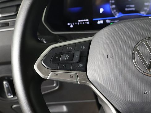 Used 2024 Volkswagen Tiguan SE image 40