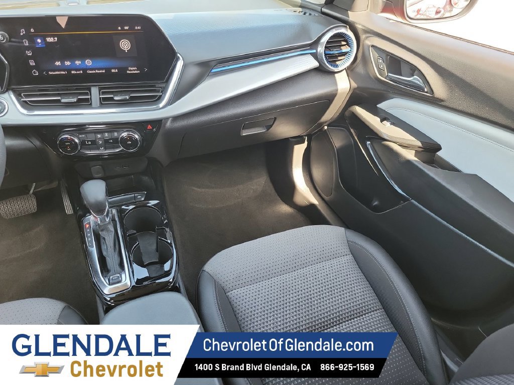 Used 2025 Chevrolet Trax LT FWD image 16
