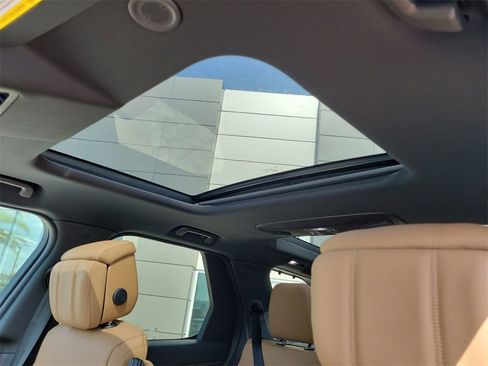 New 2025 Land Rover Discovery Dynamic SE image 28