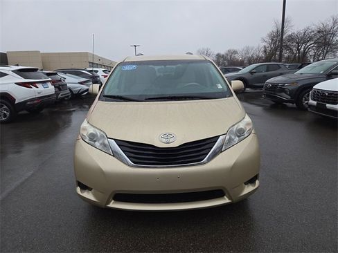 Used 2011 Toyota Sienna LE image 3