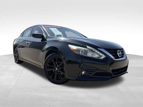 Used 2017 Nissan Altima 2.5 SR w/ Midnight Edition Package FWD image 2