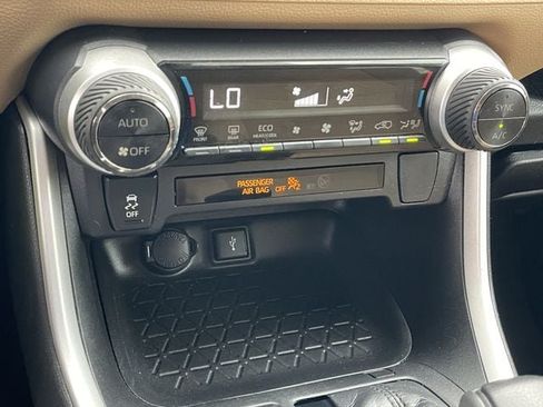 Used 2021 Toyota RAV4 LE AWD/4WD image 19