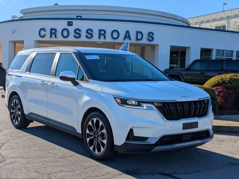 Used 2024 Kia Carnival EX image 1