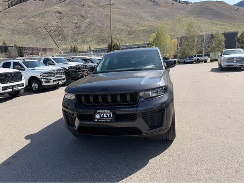 New 2026 Jeep Grand Cherokee Altitude image 3