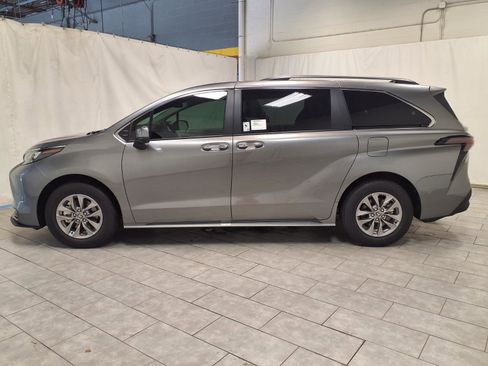 New 2026 Toyota Sienna XLE FWD image 6