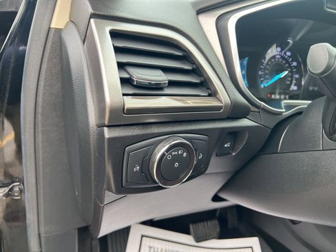 Used 2018 Ford Fusion SE w/ Fusion SE Technology Package image 17