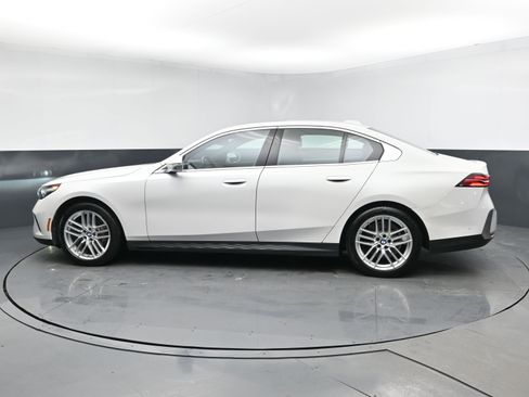 Used 2024 BMW 530i w/ Premium Package image 4
