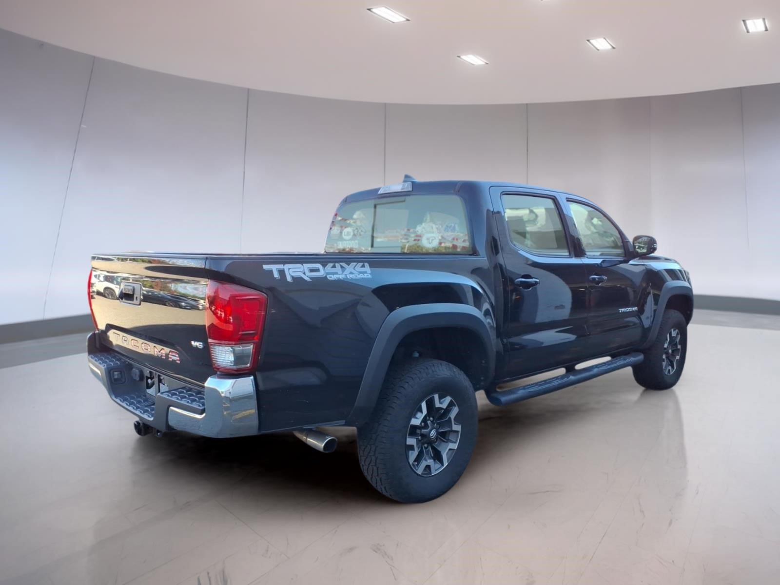 Used 2017 Toyota Tacoma TRD Off-Road w/ Exterior Package AWD/4WD image 4