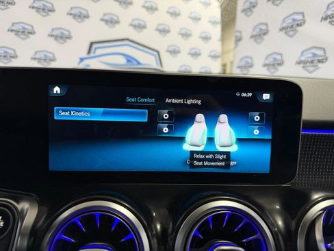 Used 2020 Mercedes-Benz GLB 250 4MATIC w/ Premium Package image 38