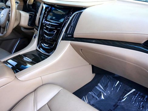 Used 2019 Cadillac Escalade Platinum image 11