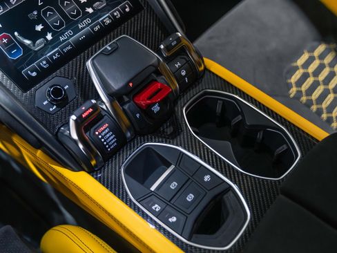 Used 2021 Lamborghini Urus AWD/4WD image 44