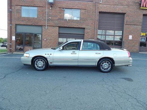 Used 2008 Lincoln Town Car Signature Limited image 4