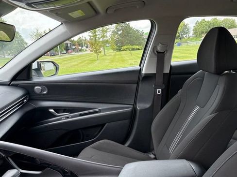 Used 2025 Hyundai Elantra Hybrid FWD image 12