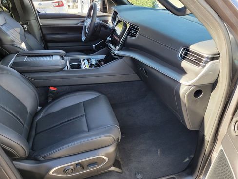 Used 2025 Jeep Wagoneer Series II image 17