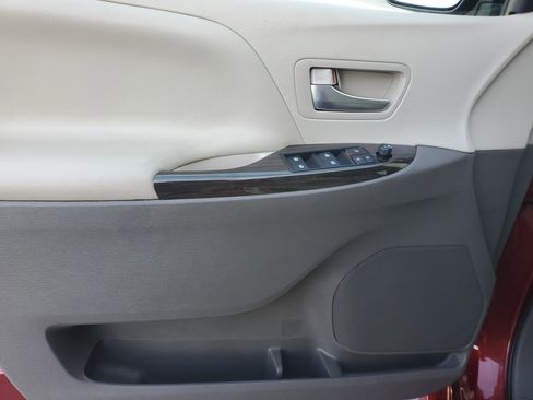 Used 2020 Toyota Sienna XLE image 29
