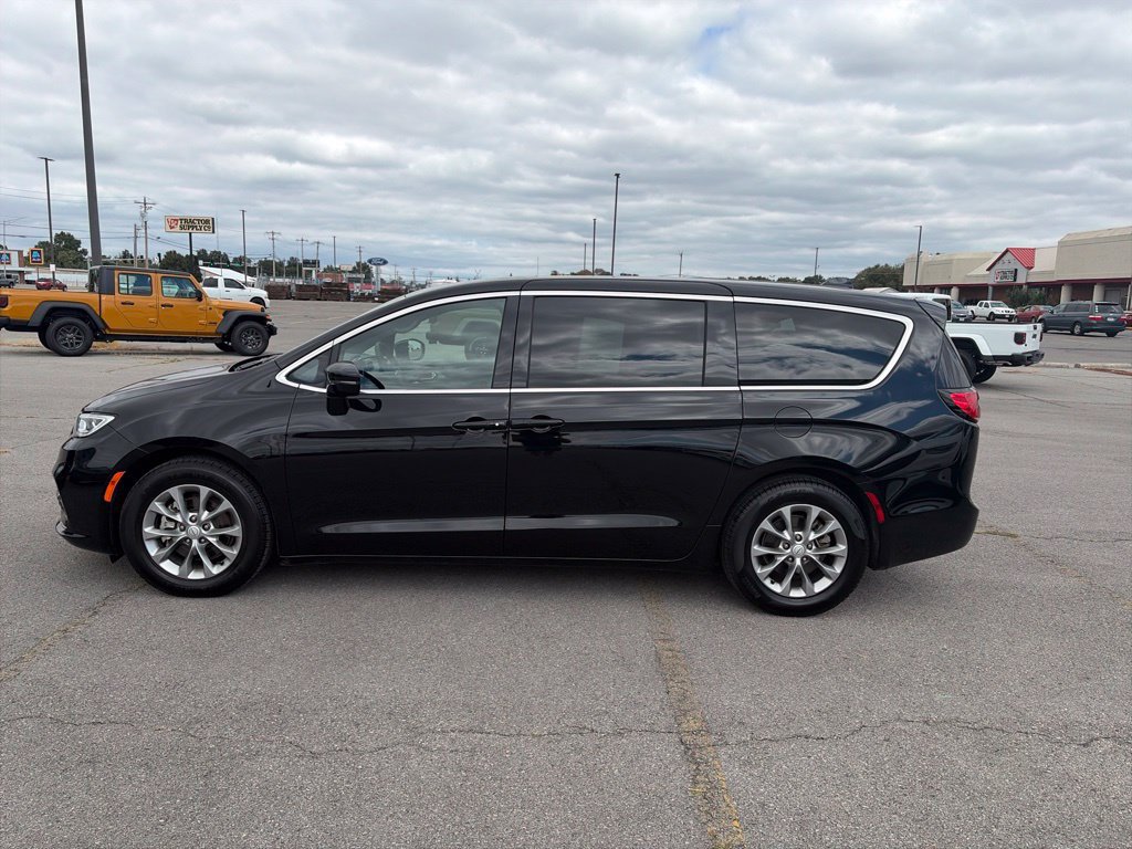 Used 2026 Chrysler Pacifica Limited FWD image 3