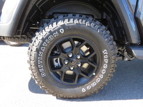 New 2025 Jeep Gladiator Sport image 10