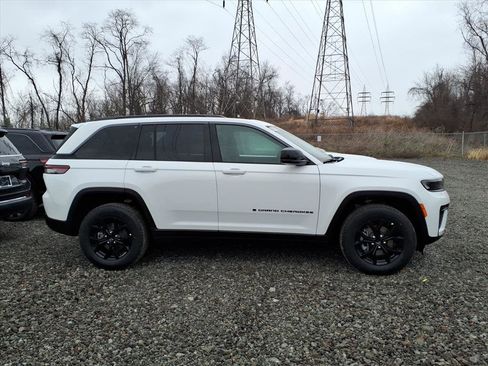 New 2026 Jeep Grand Cherokee Altitude AWD/4WD image 2