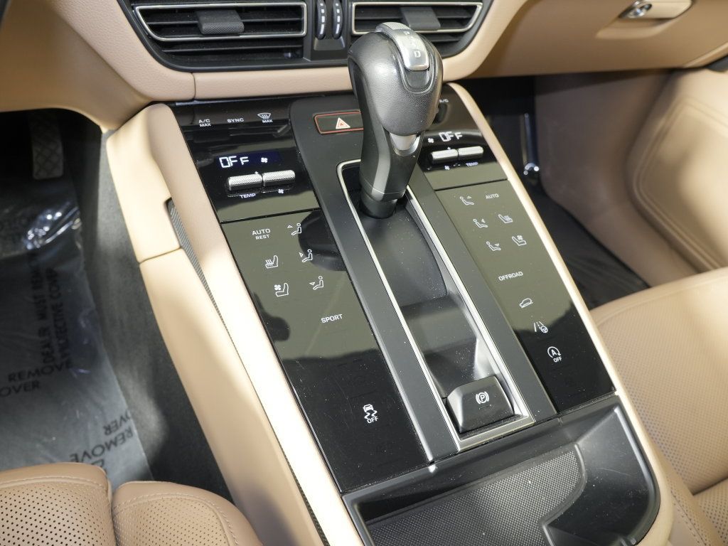 Certified 2023 Porsche Macan AWD/4WD image 32