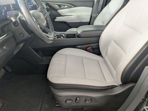 Used 2024 Chevrolet Traverse RS FWD image 13