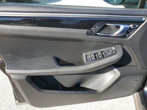 Used 2018 Porsche Macan S image 16