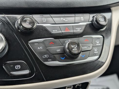 Used 2018 Chrysler Pacifica Touring-L image 24