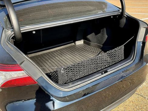 Used 2020 Toyota Camry XLE image 18