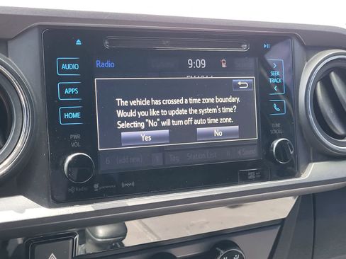 Used 2018 Toyota Tacoma TRD Off-Road w/ Technology Package AWD/4WD image 17