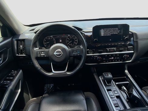 Used 2024 Nissan Pathfinder SL w/ Black Appearance Package FWD image 18