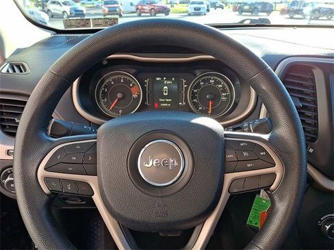 Used 2018 Jeep Cherokee Latitude image 18