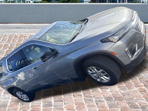 Used 2023 Chevrolet Traverse LS FWD image 2