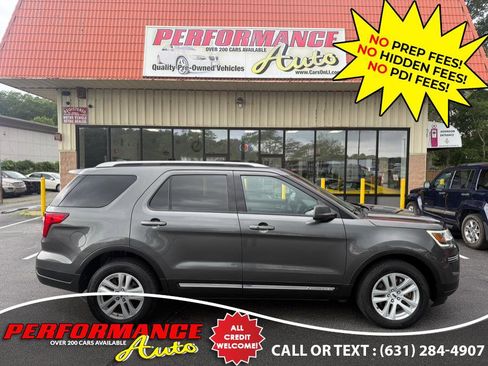 Used 2018 Ford Explorer XLT image 2