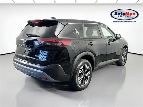 Used 2023 Nissan Rogue SV image 2