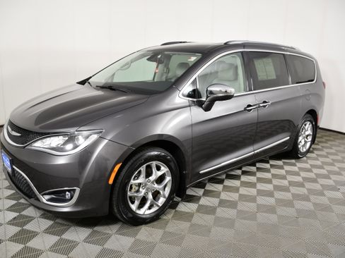 Used 2017 Chrysler Pacifica Limited FWD image 10