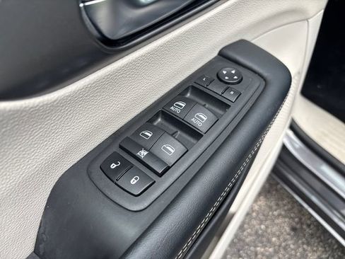 Used 2023 Chrysler Pacifica Touring-L FWD image 11