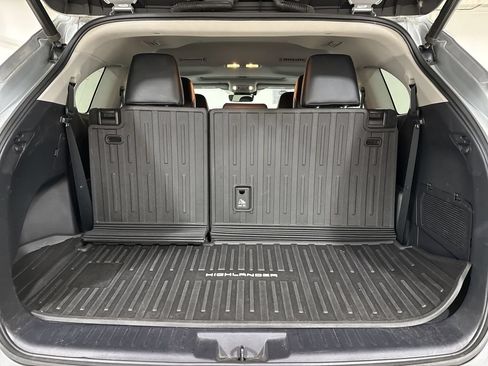 Used 2020 Toyota Highlander XLE AWD/4WD image 25